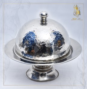 Plat sur pied avec cloche