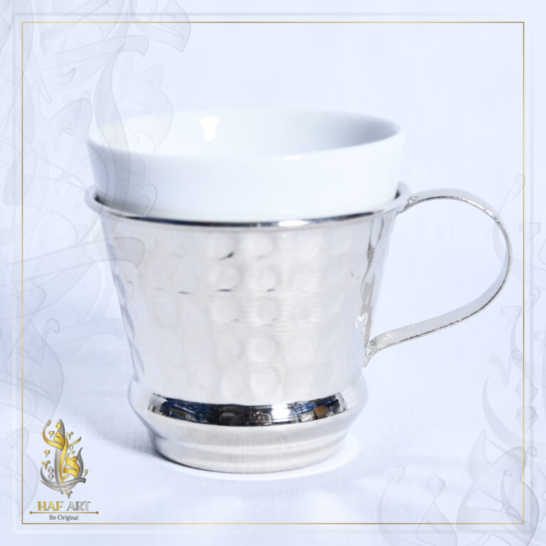 Elle est composé d'une coupelle,d'un support en métal et d'un verre en céramique et le martelage a été réalisé de manière artisanale fait main .