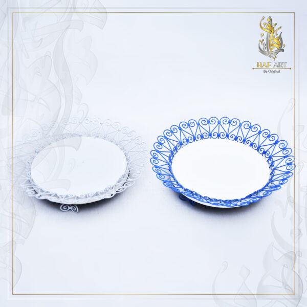 ce joli petit plateau sera le bon choix , sa forme très originale en fer forgé et ses superbes motifs réalisés à la main soulignent un style tunisien unique et connu